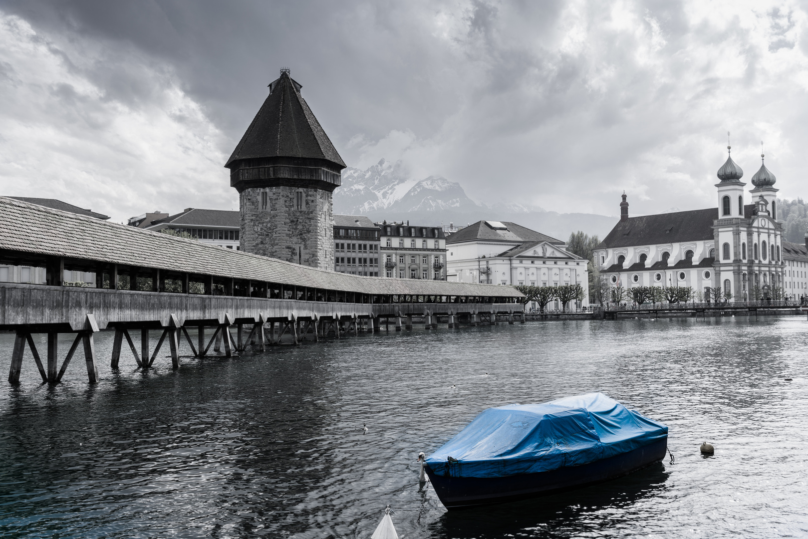 Kapellbrücke Luzern mit Boot