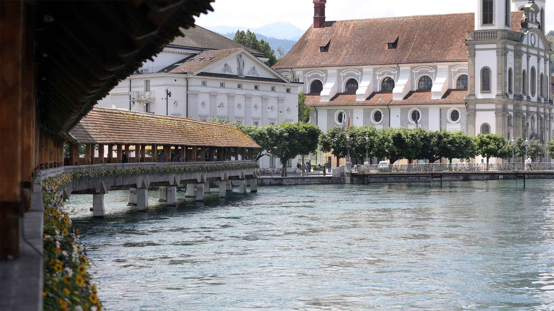 Kapellbrücke mit Luzerner Theater und Jesuitenkirche, Luzern, LU / CH