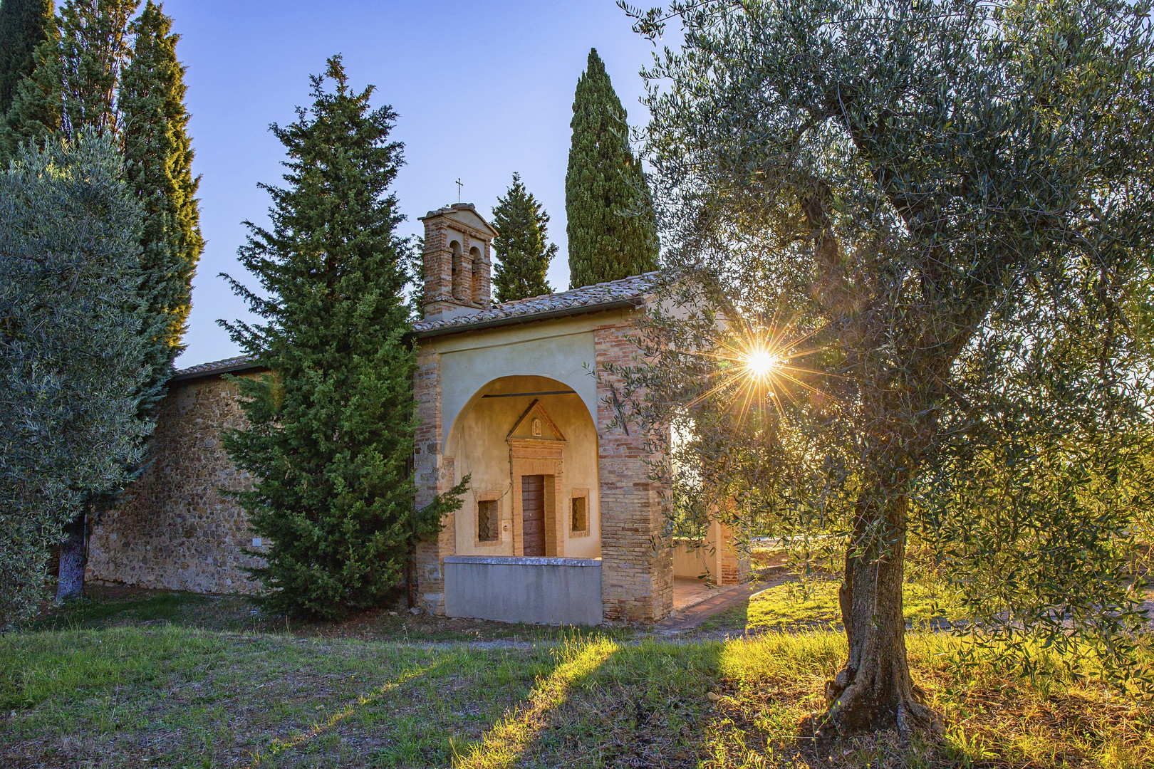 Kapelle am Straßenrand bei San Quirico d'Orcia