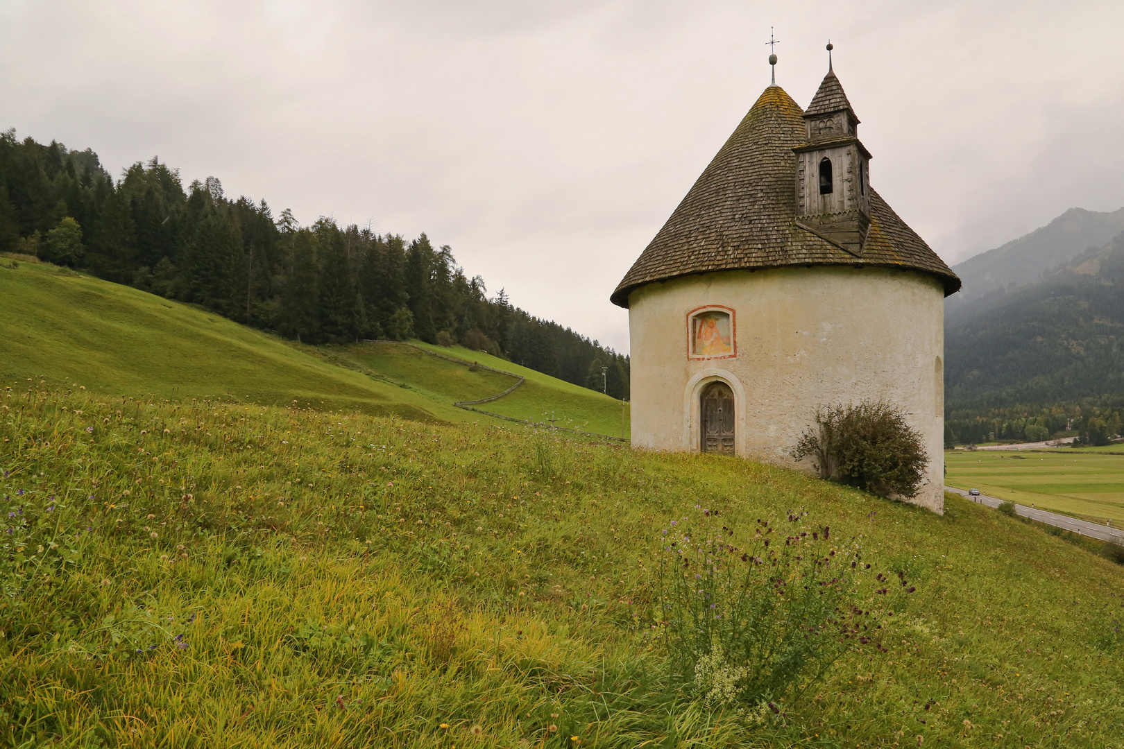 Kapelle auf dem Kamm eines Hügels (2017_09_24_EOS 6D_6528_ji)