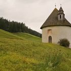 Kapelle auf dem Kamm eines Hügels (2017_09_24_EOS 6D_6528_ji)