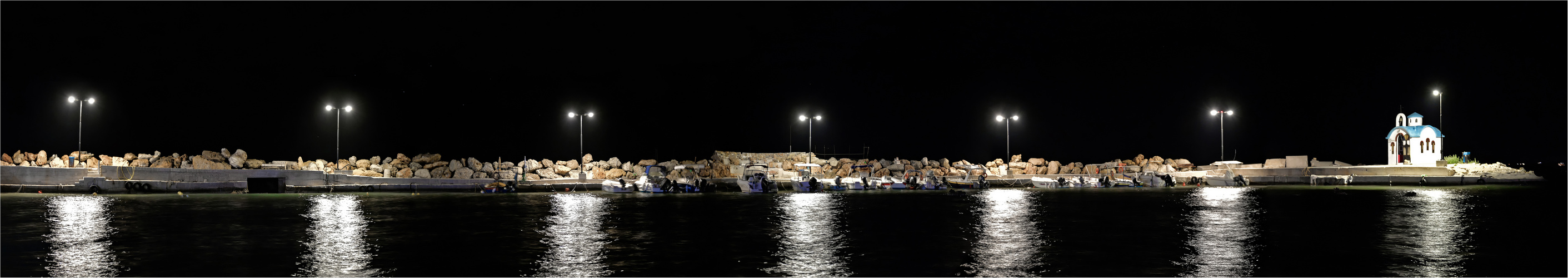 Kapelle auf der Mole vom Fischereihafen in Galata, Kreta