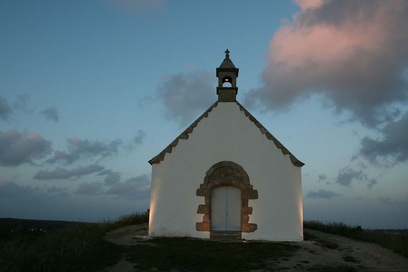 Kapelle auf keltischem Tumulus in Carnac (F)