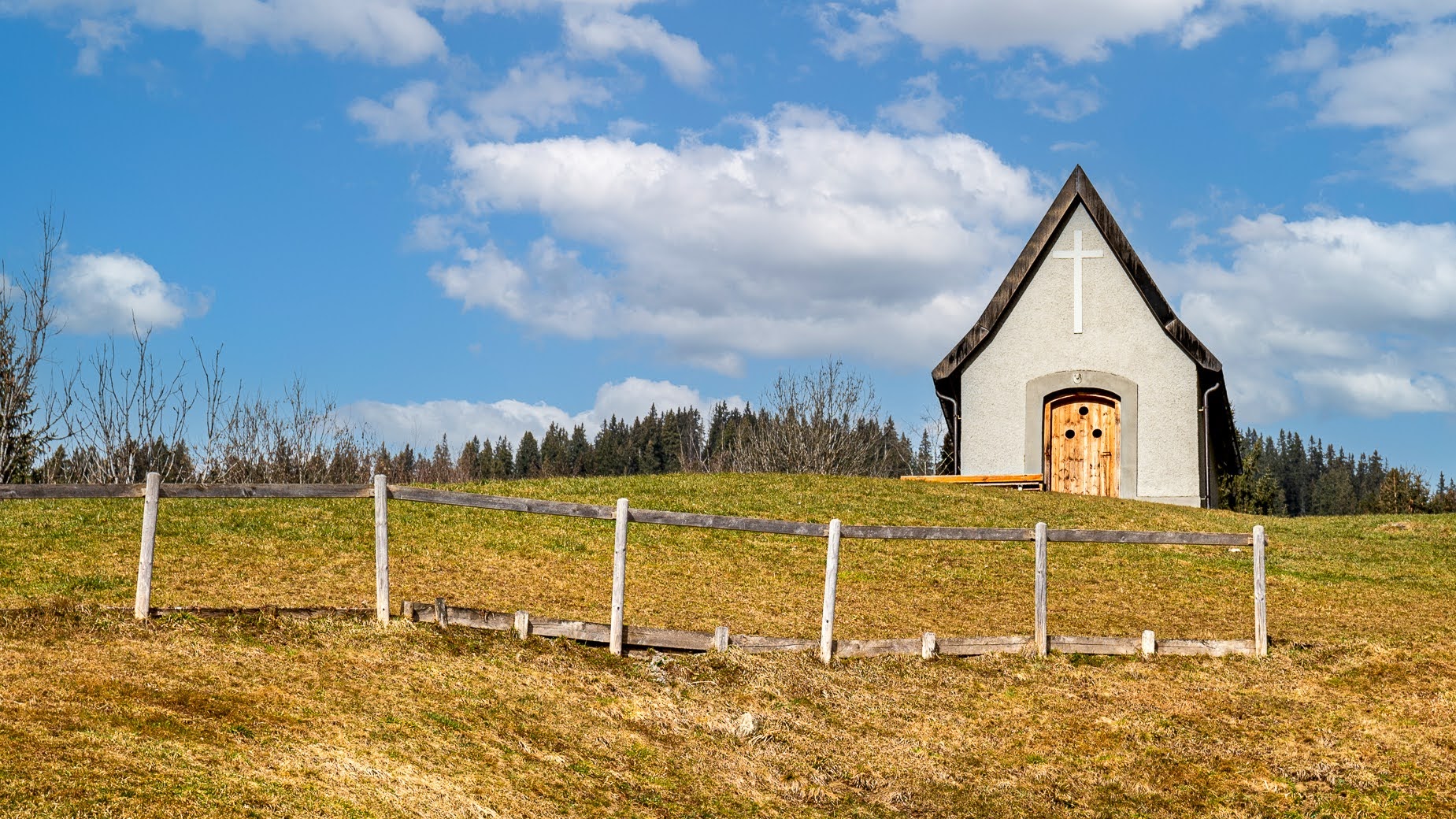 Kapelle bei Au im Bregenzerwald im Februar 2023, ganz ohne Schnee!