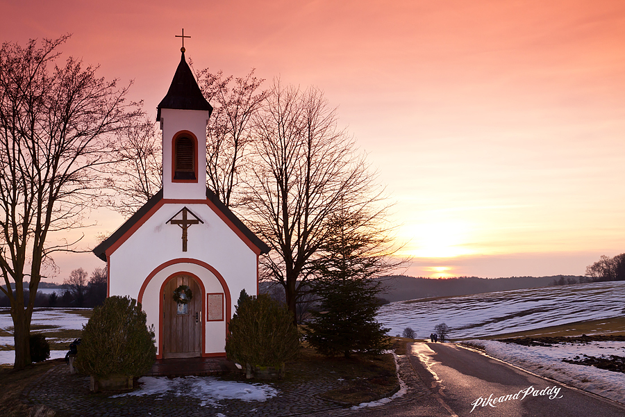 Kapelle bei Gstaudach im Abendrot