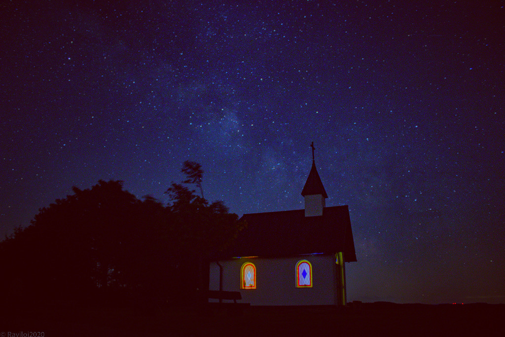 Kapelle  bei Nacht 
