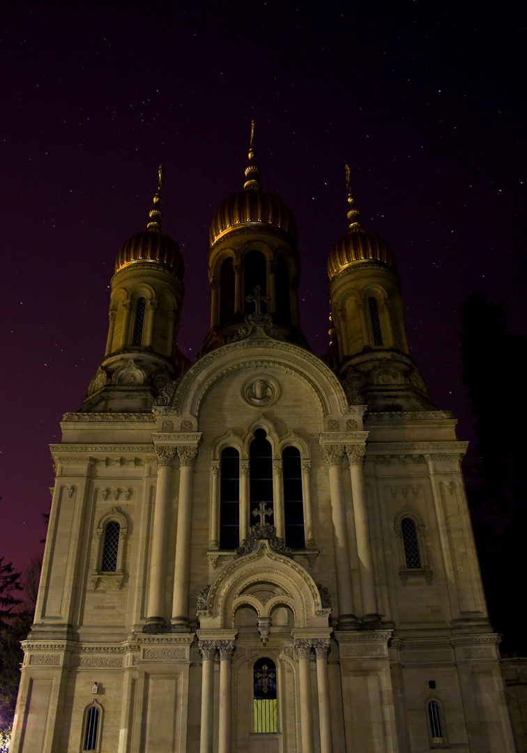 Kapelle bei Nacht in Wiesbaden