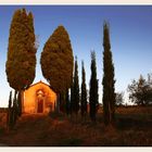 Kapelle bei San Regolo im ersten Lichtstrahl