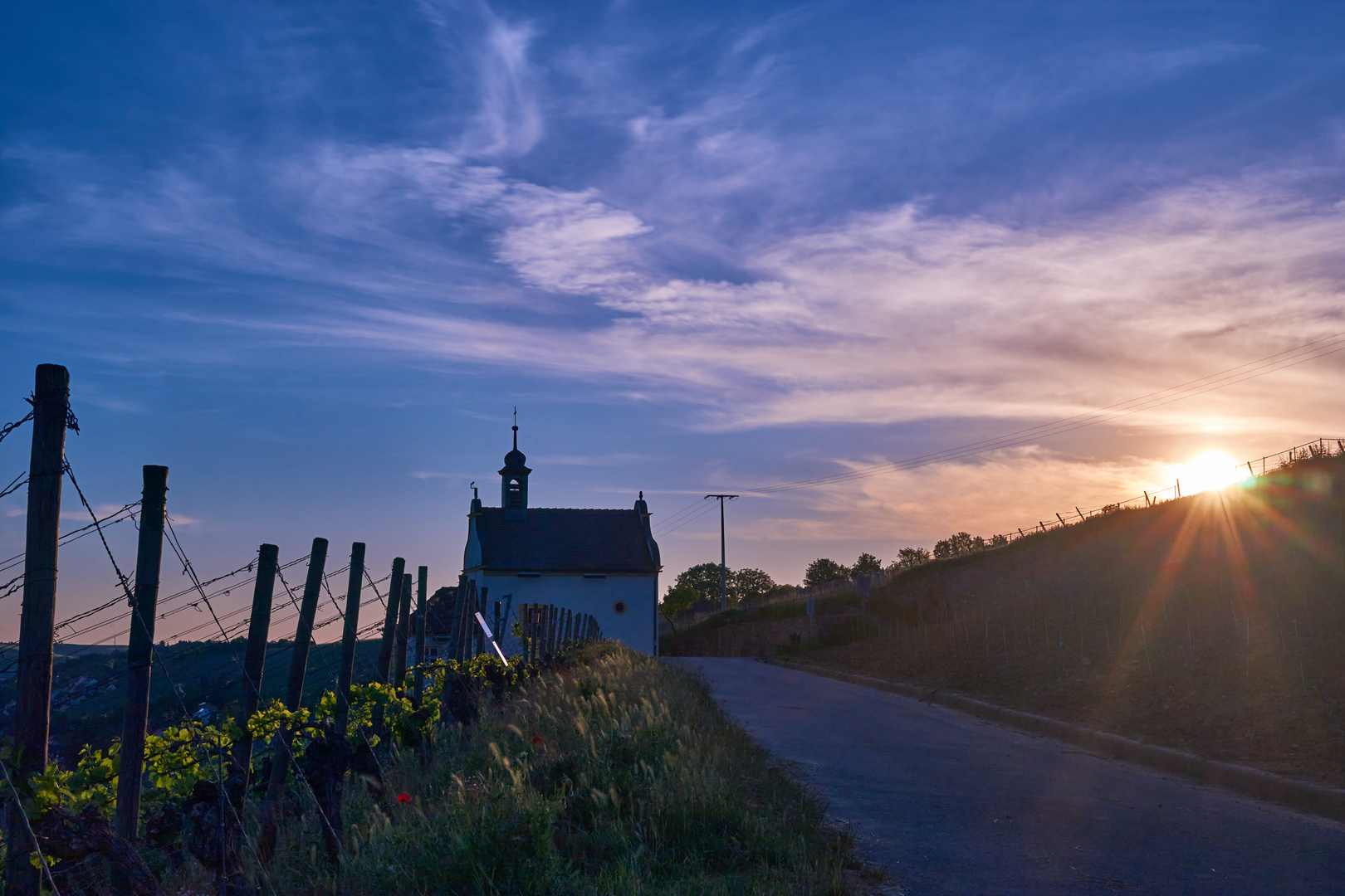 Kapelle Frickenhausen bei Sonnenuntergang