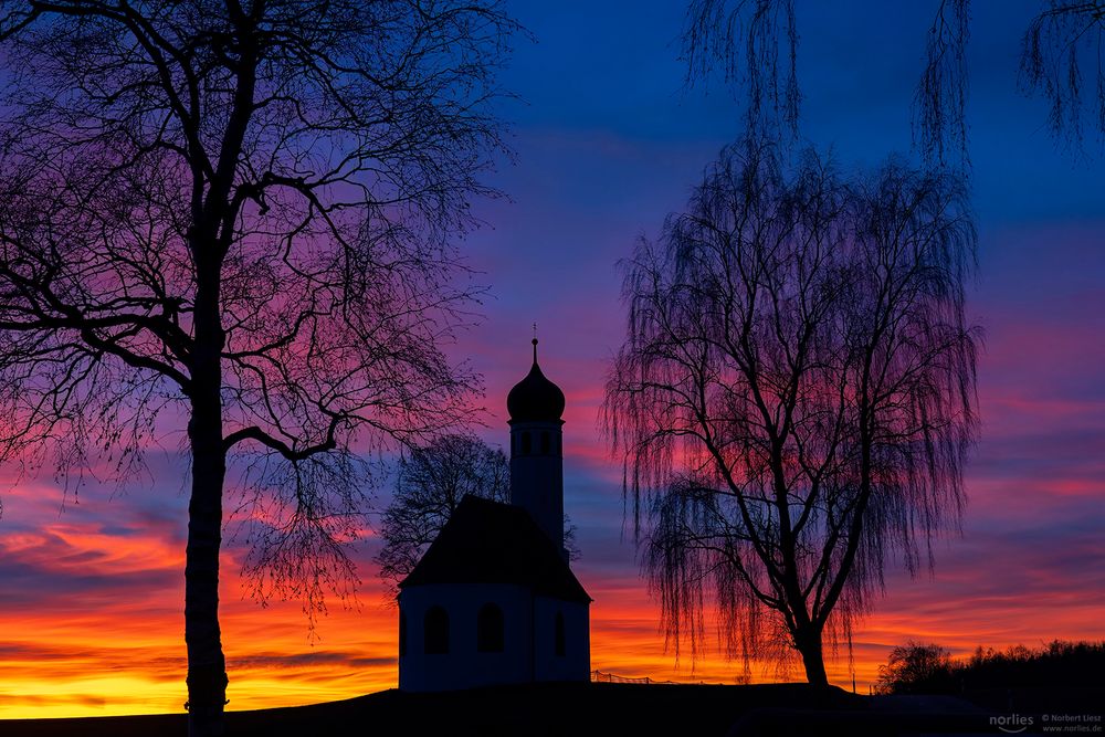 Kapelle im Abendlicht