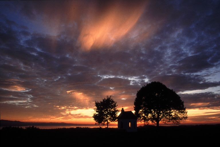 Kapelle im Abendlicht von Peter von Puttkamer