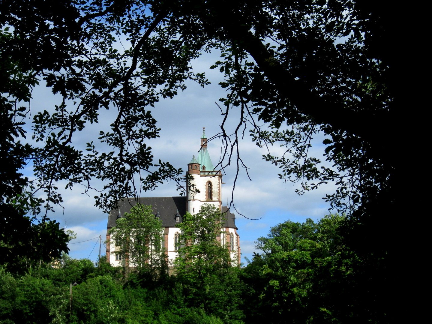 Kapelle im grünen Rahmen