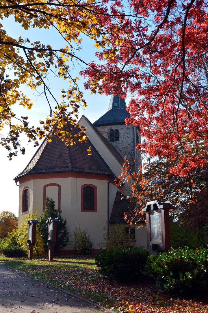 Kapelle im Herbst