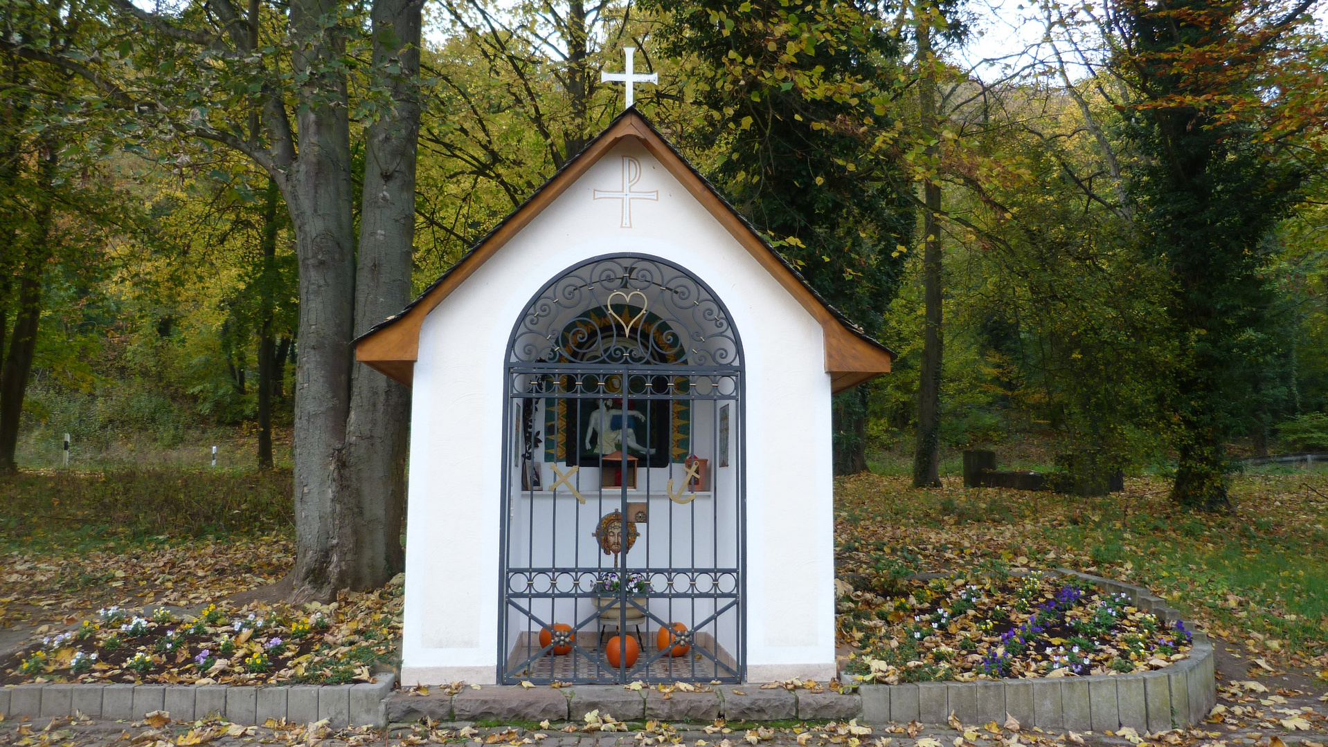 Kapelle im Herbst