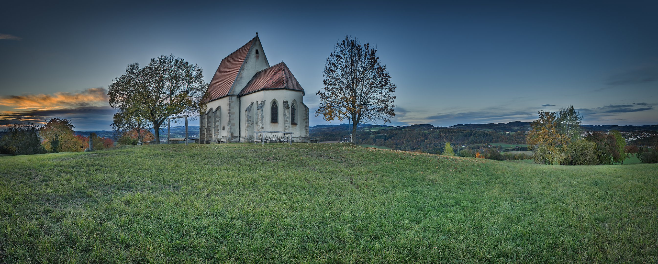 Kapelle im Herbst Kleid