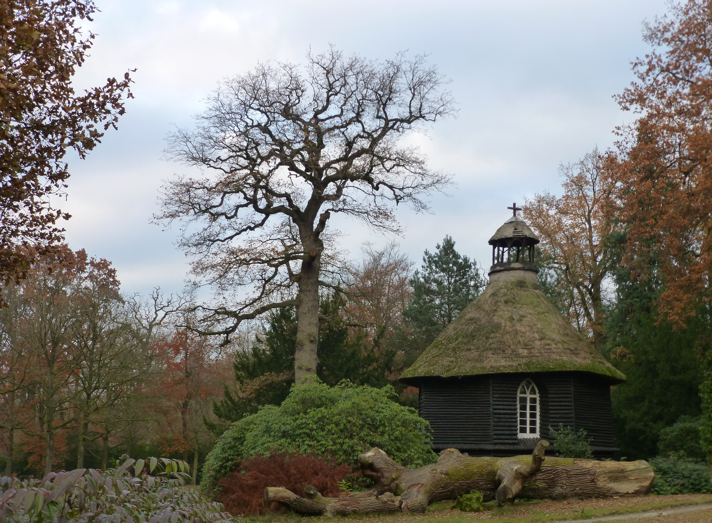 Kapelle im herbstlichen Park