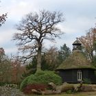 Kapelle im herbstlichen Park