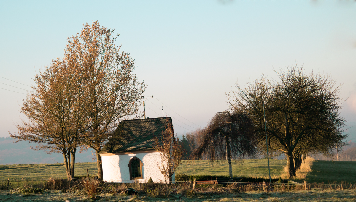 Kapelle im herbstlichen Sonnenschein