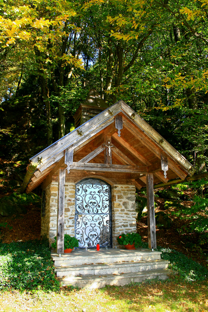 Kapelle im Herbstwald