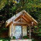 Kapelle im Herbstwald