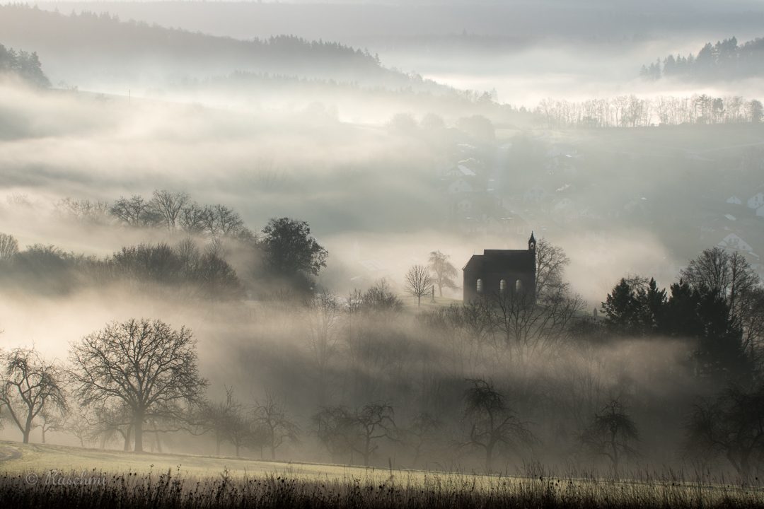 KAPELLE IM MORGENDUNST