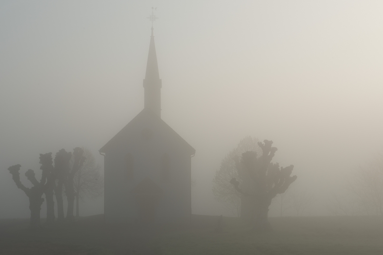 Kapelle im Morgengrauen