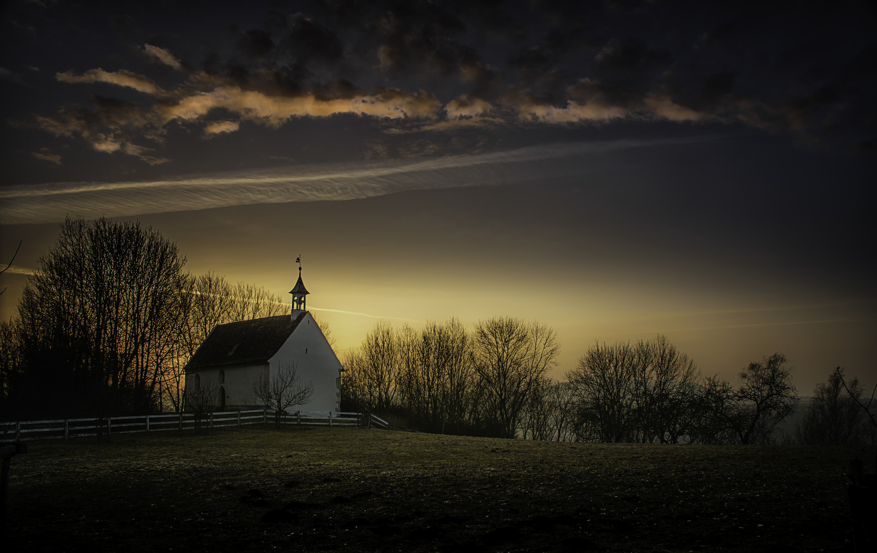 Kapelle im Morgenlicht