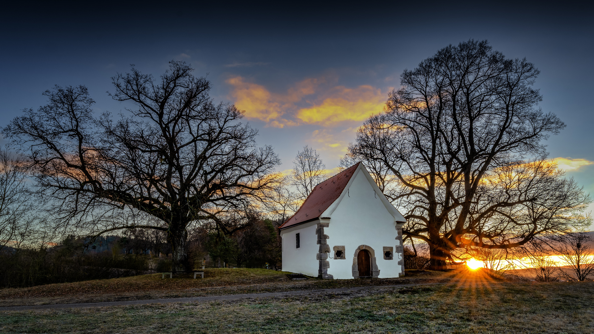 Kapelle im Morgenlicht