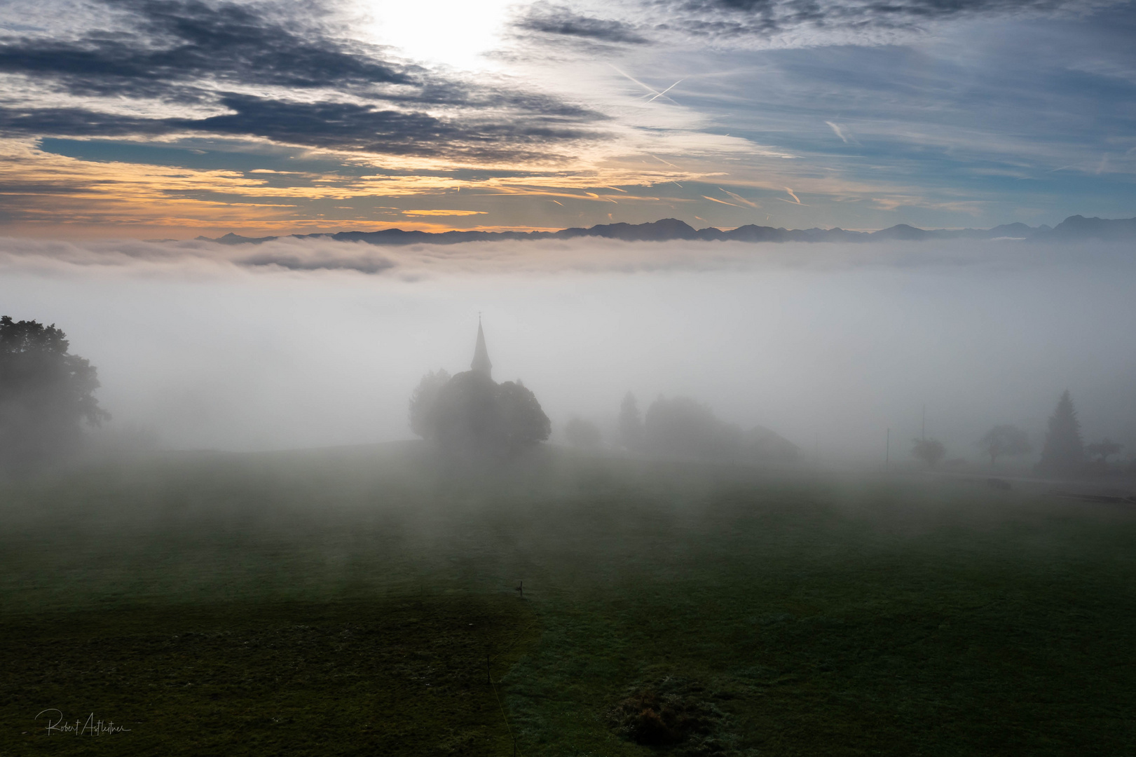 Kapelle im Morgennebel