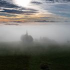 Kapelle im Morgennebel