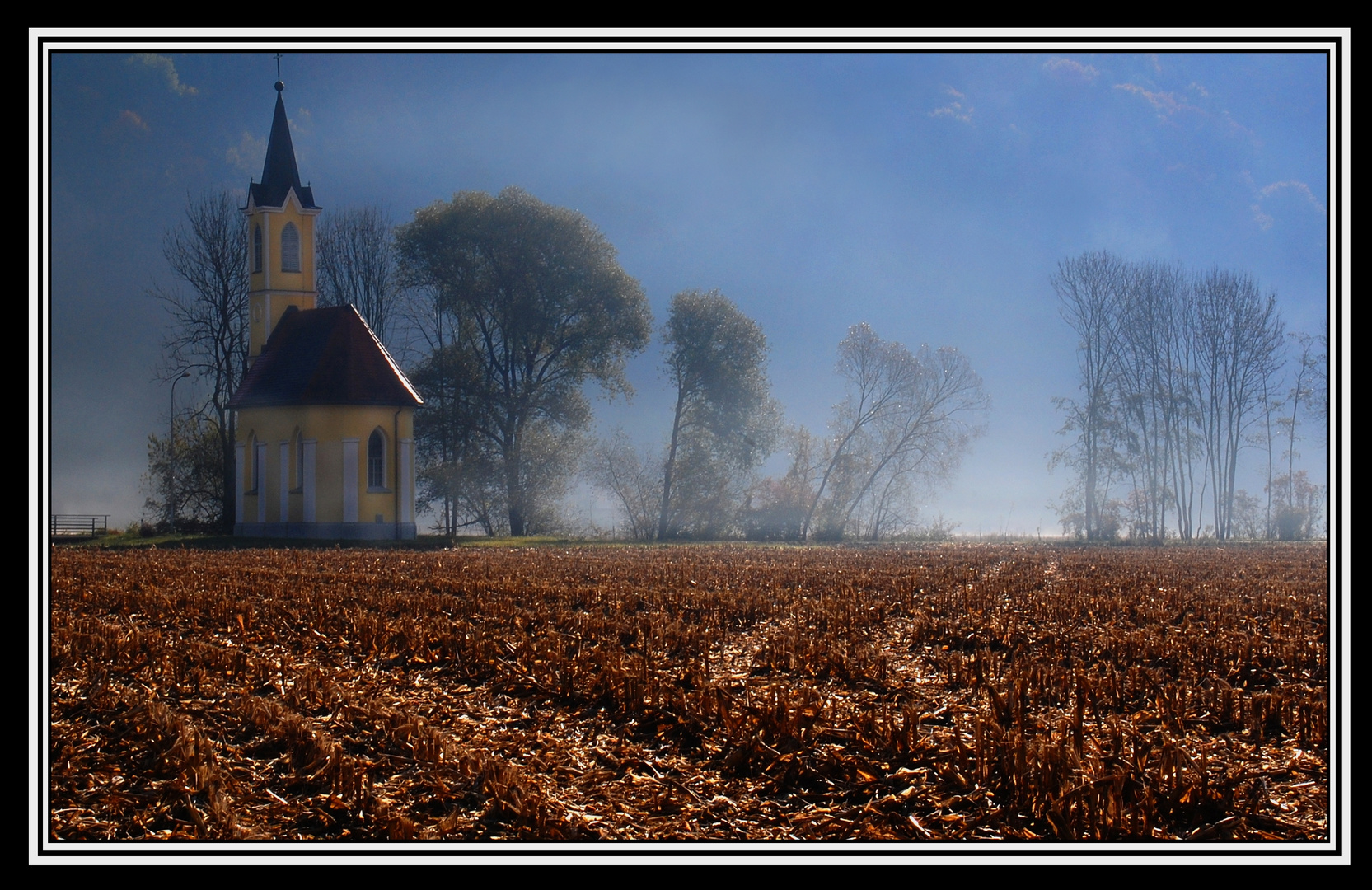 Kapelle im Nebel