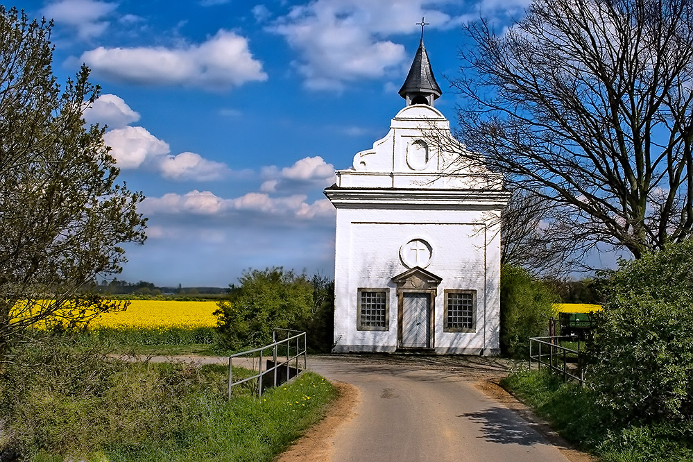 Kapelle im Raps