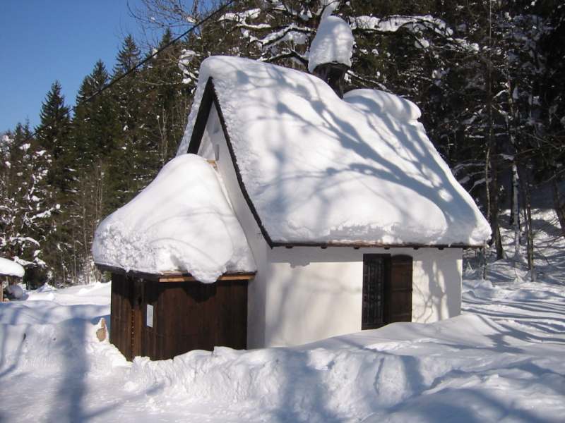 Kapelle im Schneemantel