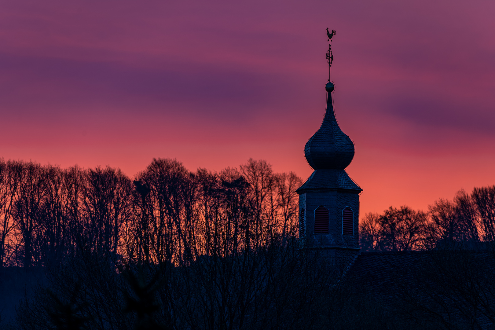 Kapelle im Sonnenaufgang