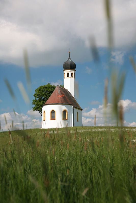 Kapelle im Sonnenlicht