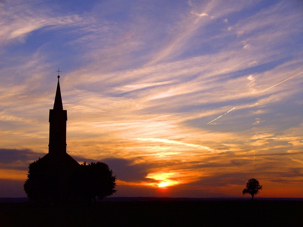 Kapelle im Sonnenuntergang