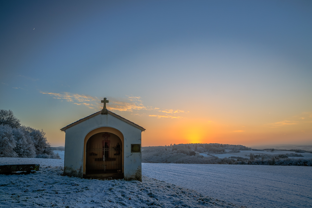 Kapelle im Sonnenuntergang