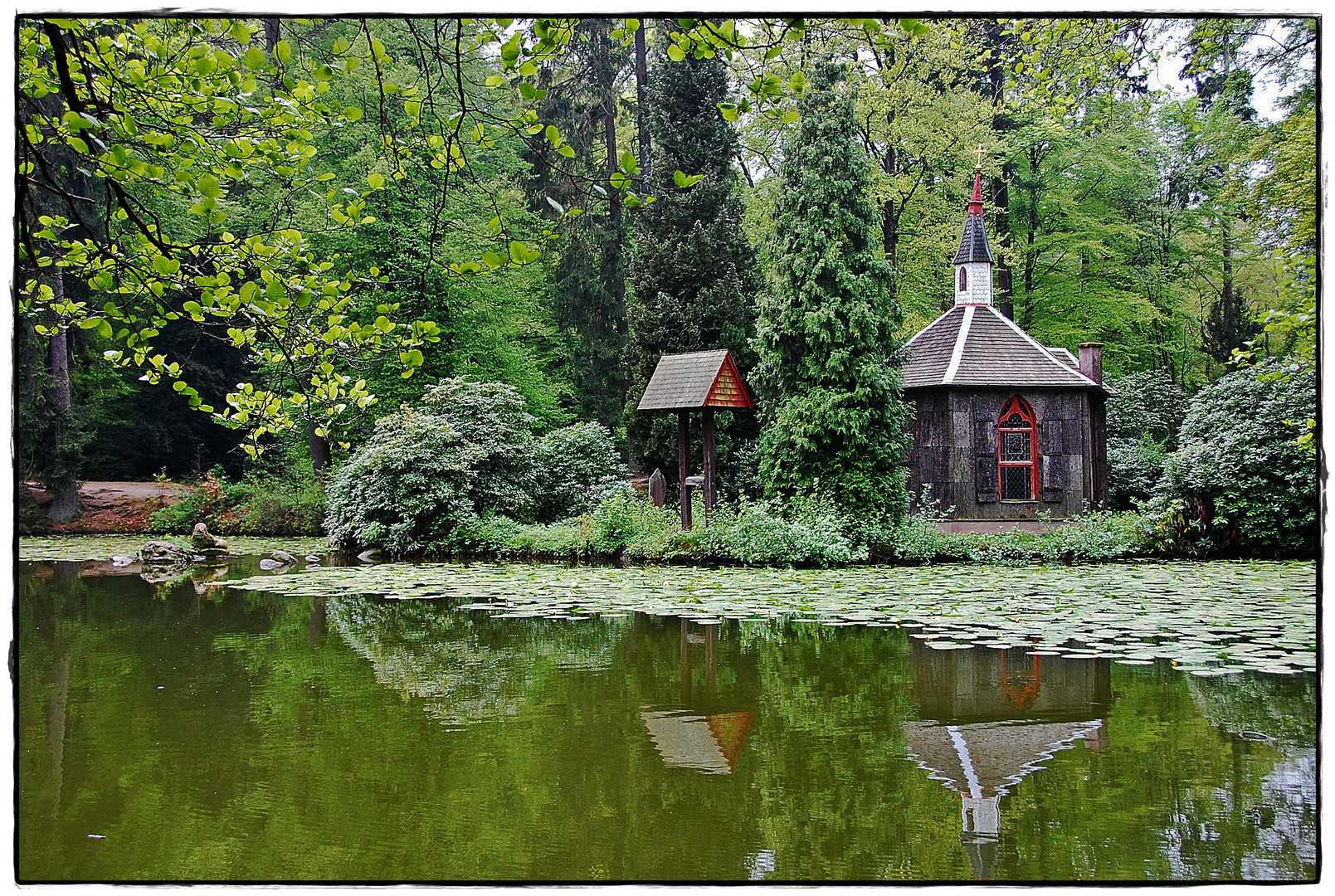 Kapelle im Teich