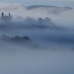 Kapelle im Val d' Orcia früh morgens im Nebel