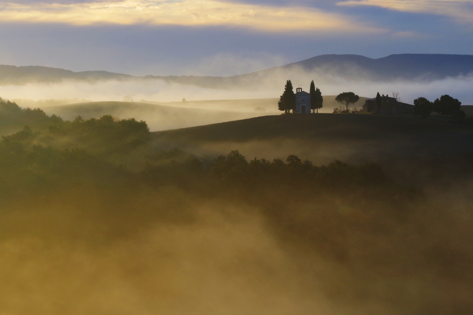 Kapelle im Val d' Orcia kurz nach Sonnenaufgang