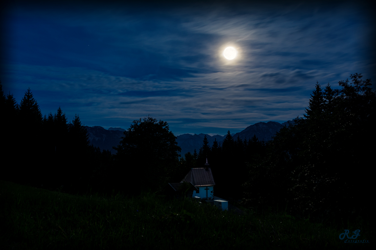 Kapelle im Vollmond