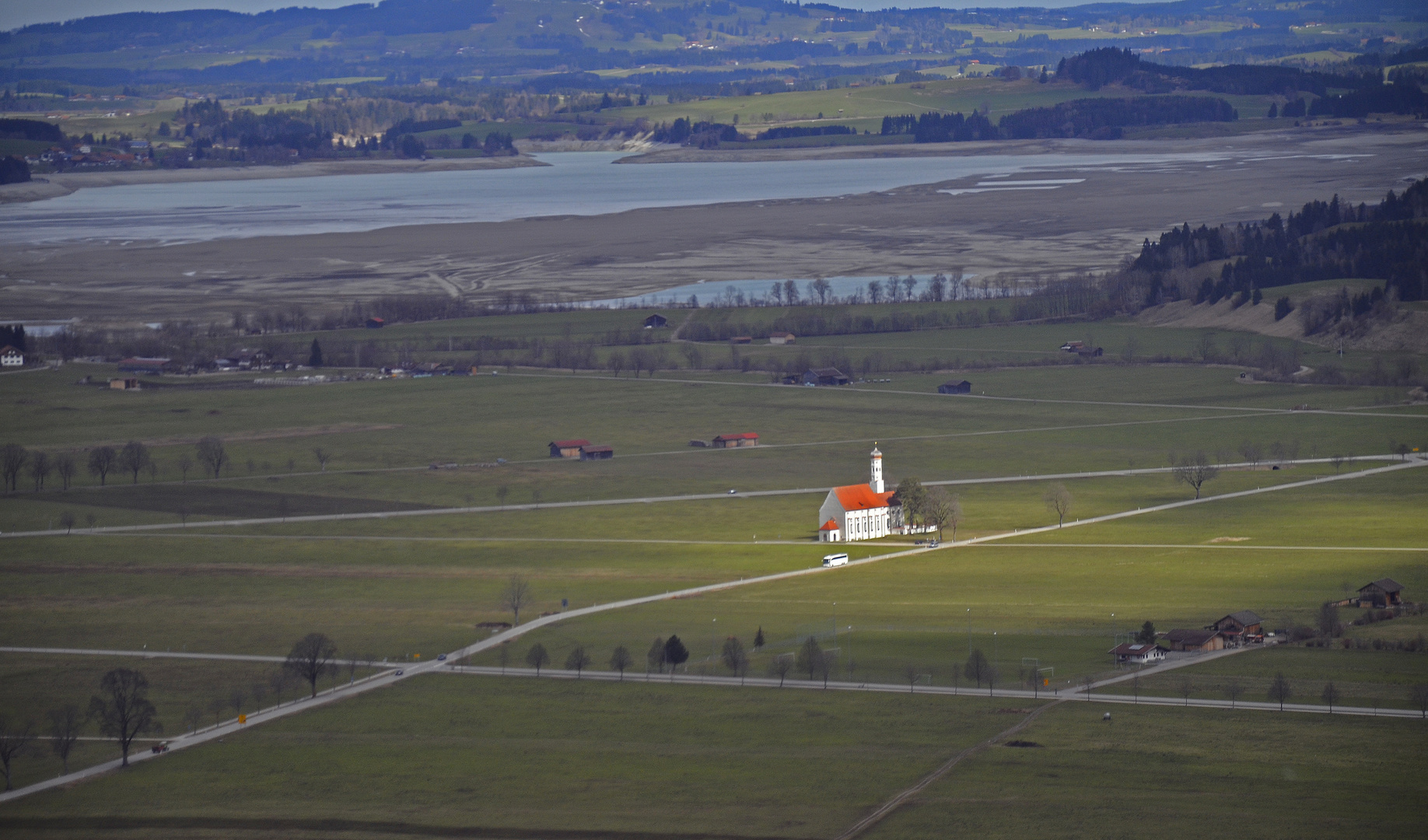 Kapelle im Voralpenland im letzten Abendlicht