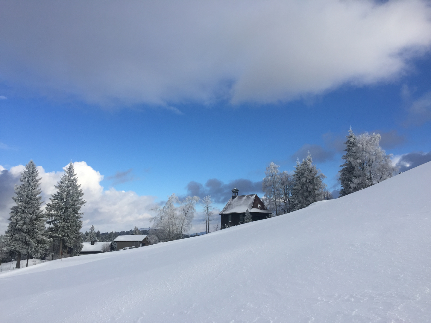 Kapelle im Wintermantel ...