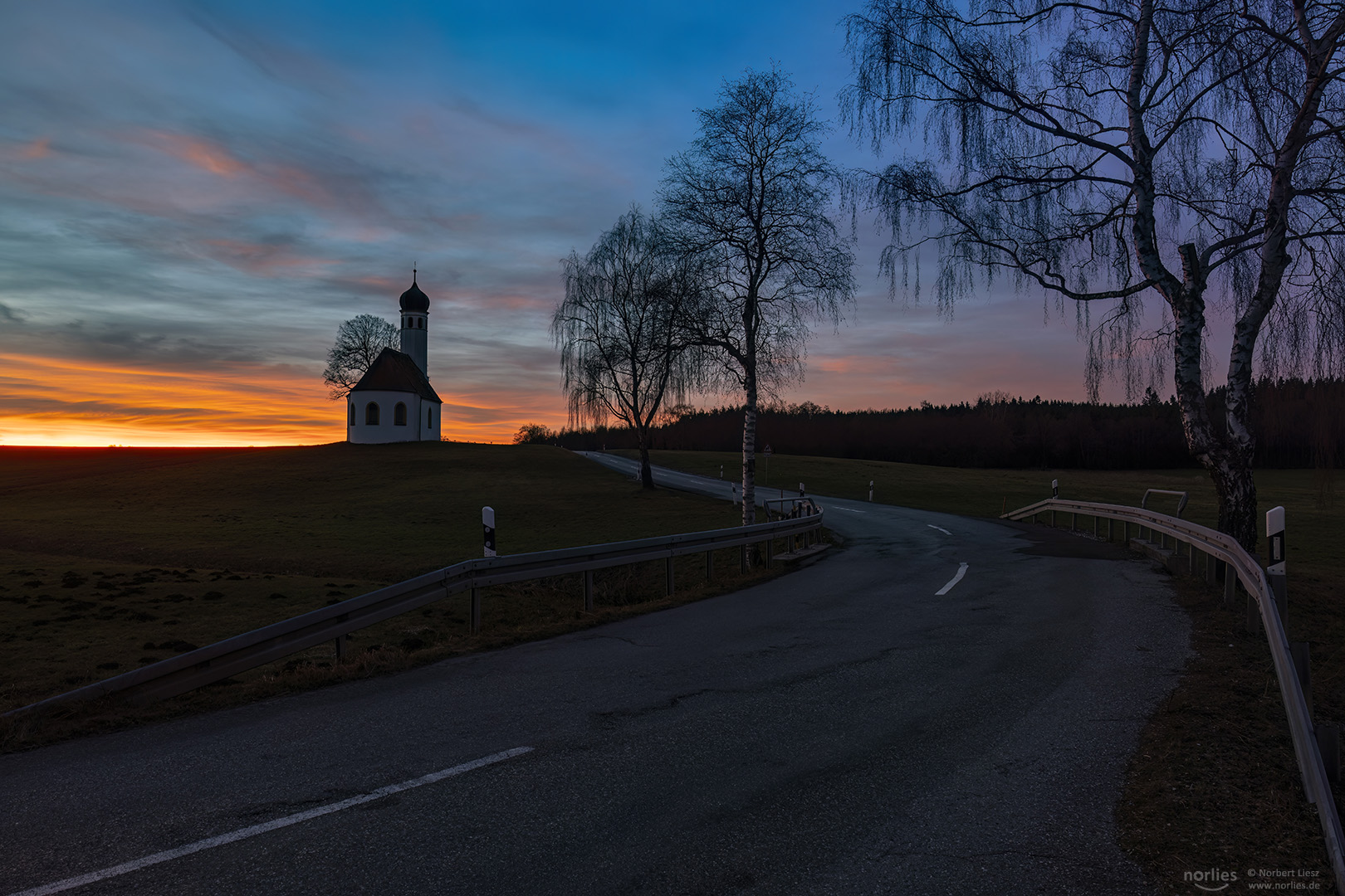 Kapelle in der Dämmerung