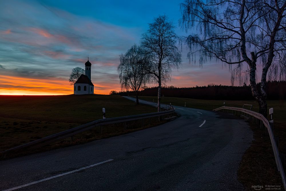 Kapelle in der Dämmerung