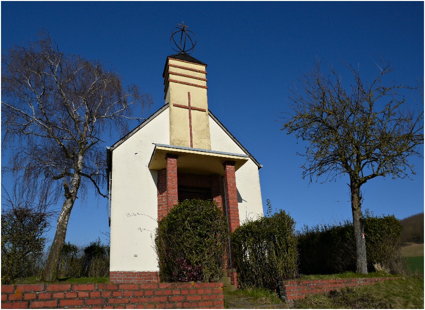 Kapelle in einer Feldflur der Vordereifel