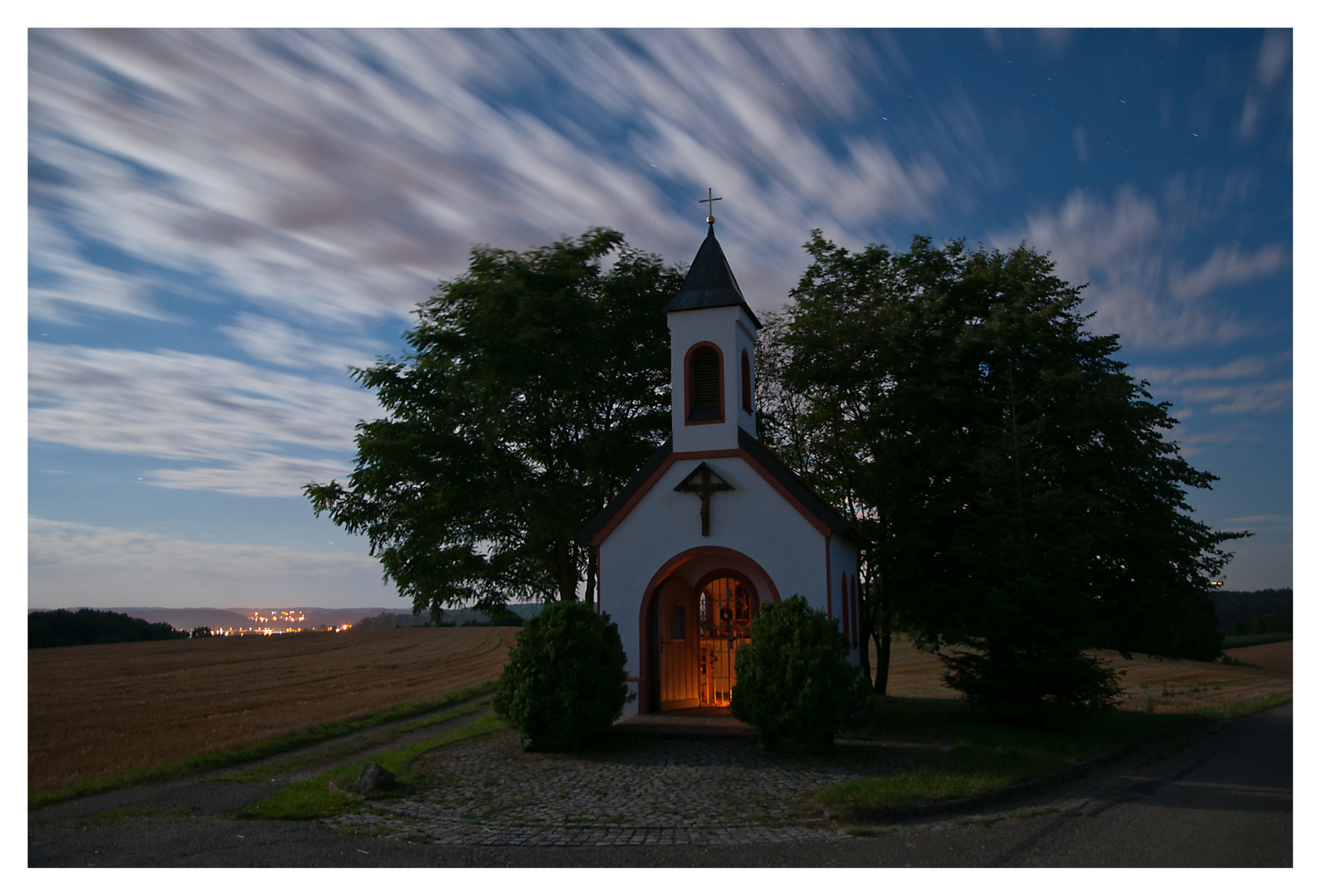 Kapelle in Gstaudach bei Nacht