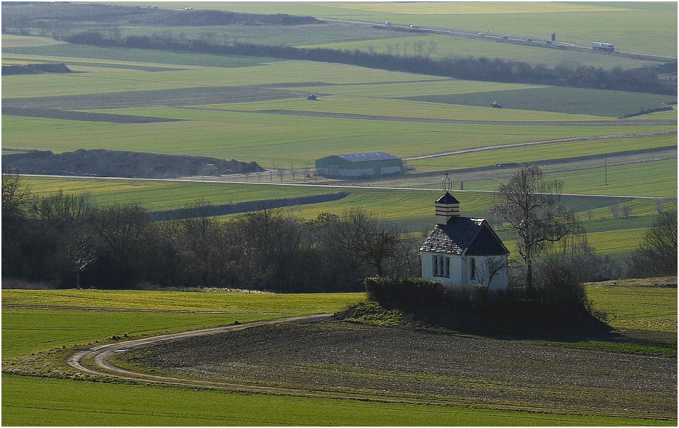 Kapelle in weiter Landschaft