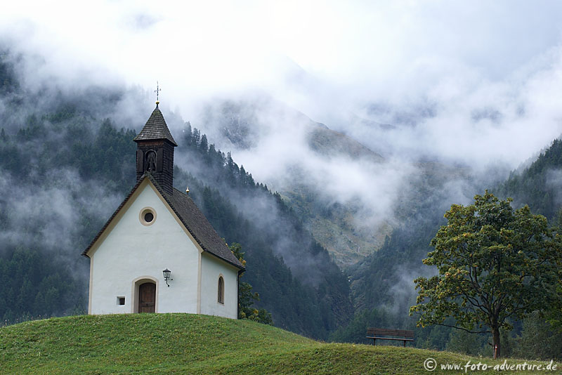 Kapelle in Wolkenfetzen 2