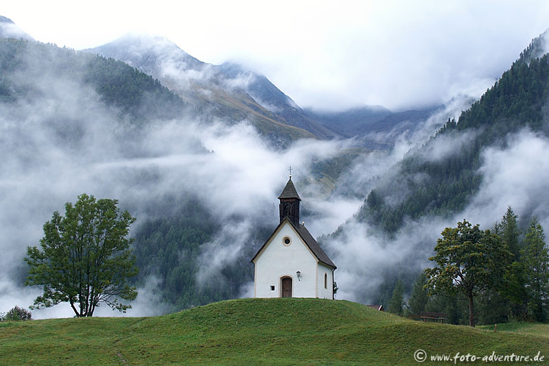 Kapelle in Wolkenfetzen